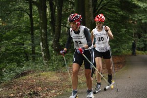 Cynthia trata de descolgar a Pilar en las rampas finales de Artikutza. Foto: Esquiblog.com