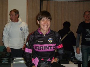 cynthia trofeo Alegría de Cynthia con el trofeo de vencedora senior de la Liga. Foto: Peio Gorostegi. Kiroltraining.com