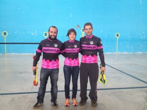 Haritz, Cynthia y Mikel ya cambiados y secos en el frontón de Hernialde
