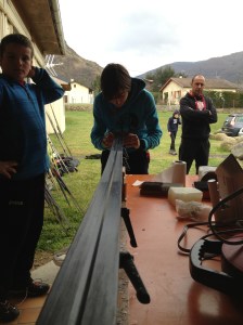 Después de esquiar hubo tiempo para todo. Sobre todo para preparar esquís.