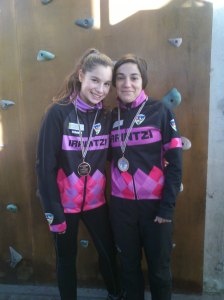 Iranzu y Cynthia  contentas con sus medallas. Foto: Arantxa Pérez.Irrintzi Ski
