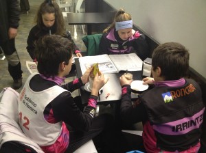 A falta de carrera, mañana de sábado a cubierto. Pero sin quitarnos el dorsal.