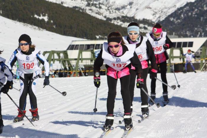 Las txikis de la escuela, plantando cara en la carrera